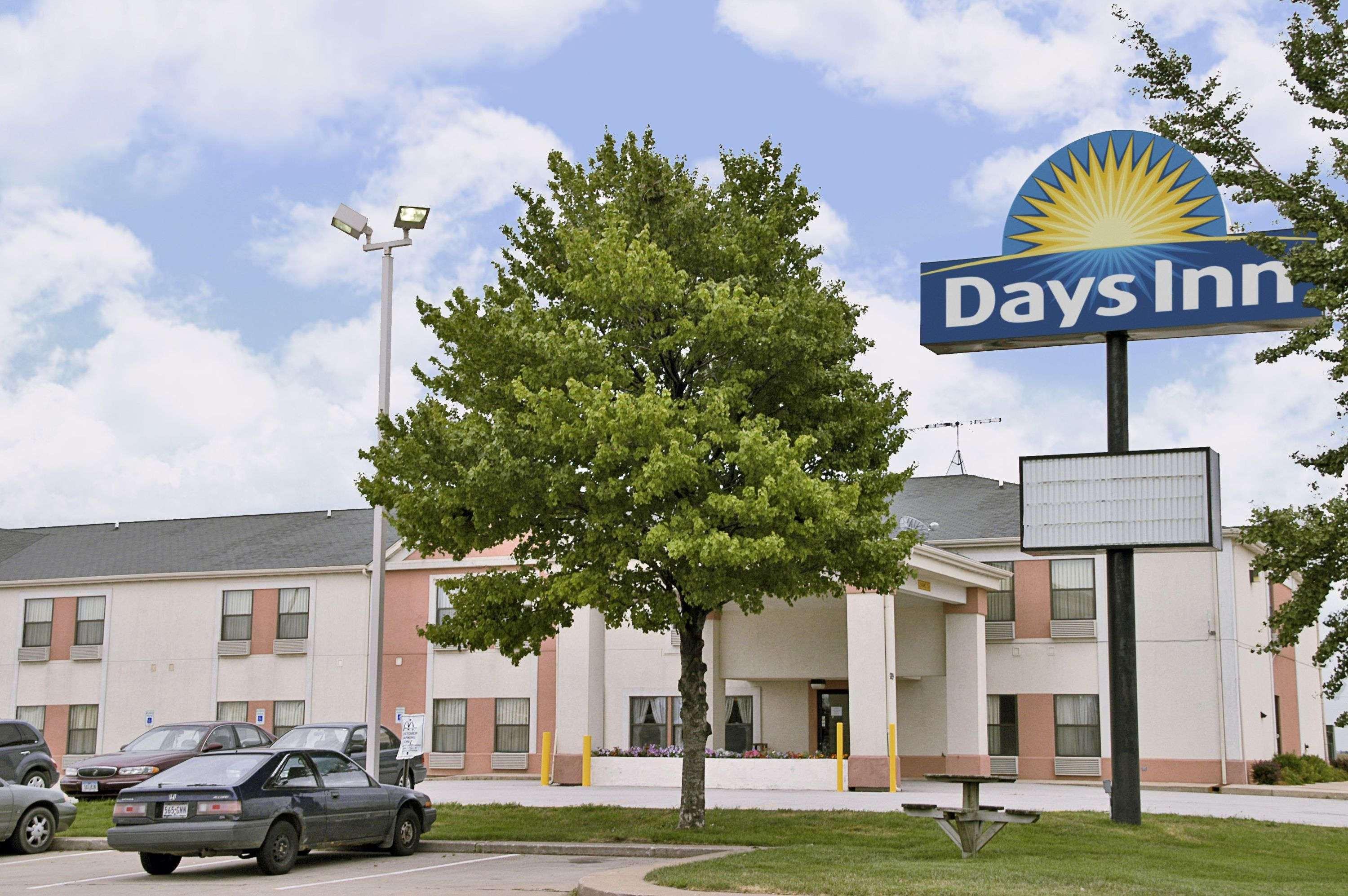 Days Inn By Wyndham Walcott Davenport Екстериор снимка
